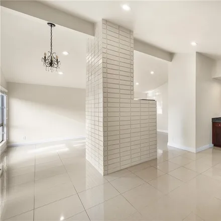 Image 5 - 8801 Collett Avenue, Los Angeles, CA 91343, USA - House for sale