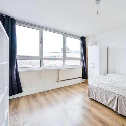 Rent this 3 bed apartment on Clinger House in Clinger Court, London