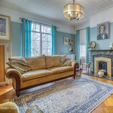 Image 5 - 172 Saint Pauls Avenue, New York, NY 10301, USA - House for sale