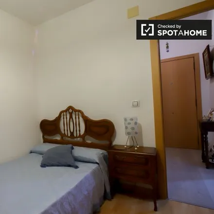 Rent this 3 bed room on Centro de impresión in Plaça de Francisco Javier Goerlich Lleó (Arquitecte), 46022 Valencia
