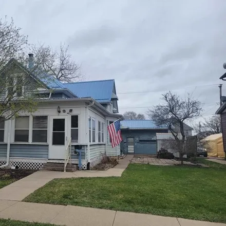 Buy this 3 bed house on 1660 Lincoln Avenue in Eagle Point, Dubuque