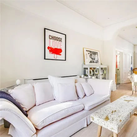 Rent this 6 bed duplex on Balham Park Road in London, SW17 7JN