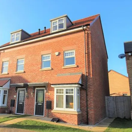 Buy this 3 bed duplex on Moorland Court in Ardsley, S71 5FR