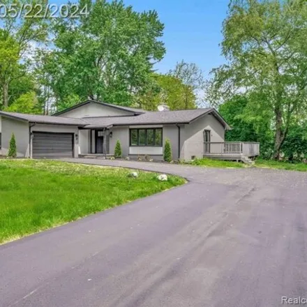 Buy this 5 bed house on 4389 Charing Way in Bloomfield Township, MI 48304