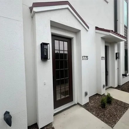 Buy this 3 bed townhouse on 1728 Hickory Street in Dallas, TX 75215