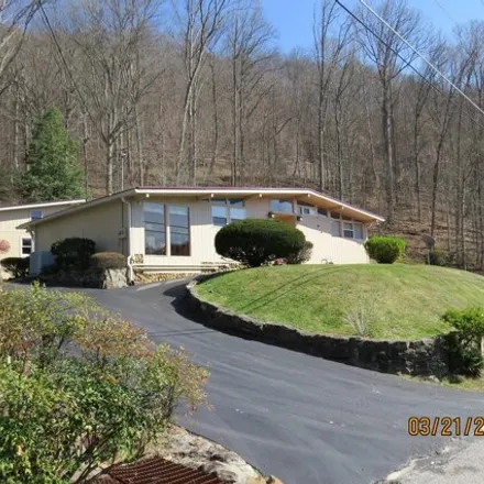 Buy this 3 bed house on 146 Edward Drive in Harlan, KY 40831