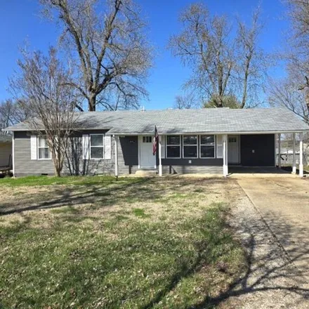 Buy this 3 bed house on 942 West Grant Street in Dexter, MO 63841
