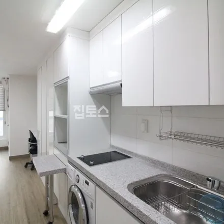 Rent this studio apartment on 서울특별시 강남구 역삼동 744-3