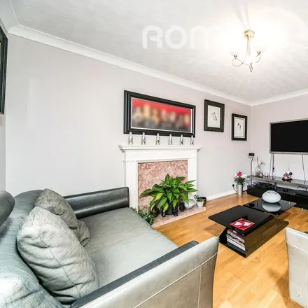 Image 2 - Oak Tree Walk, Purley on Thames, RG8 8BN, United Kingdom - House for rent