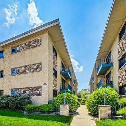 Buy this 2 bed condo on 6864 N Northwest Hwy Apt 1b in Chicago, Illinois