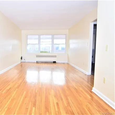 Rent this 3 bed townhouse on 1011 East 225th Street in New York, NY 10466
