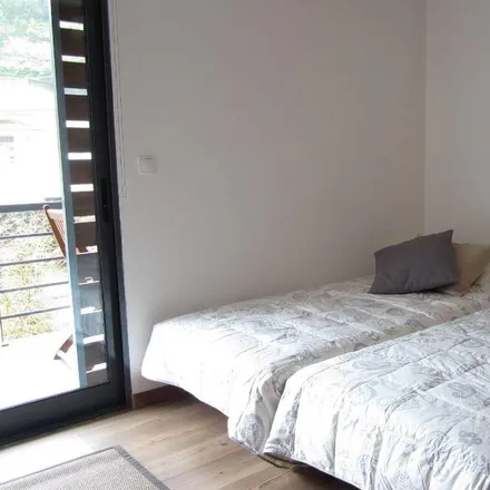 Rent this 2 bed house on Rua das Furnas de São Miguel in 2855-611 Corroios, Portugal