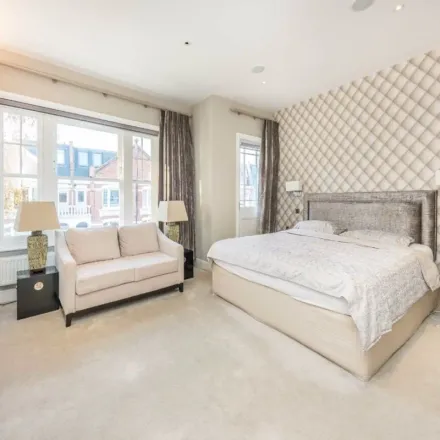 Rent this 5 bed apartment on Stokenchurch Street in London, SW6 3TS