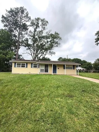 Rent this 3 bed house on 398 Holly Street in Silsbee, TX 77656