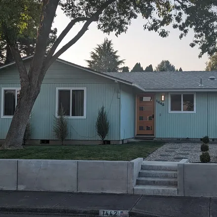 Buy this 3 bed house on 1442 La Mesa Street in Medford, OR 97504