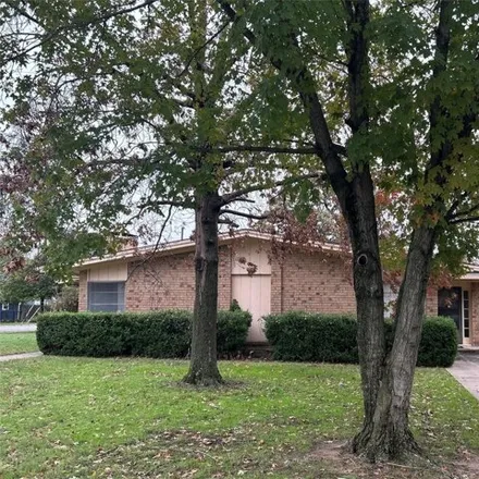 Rent this 2 bed house on 921 South Perry Avenue in Denison, TX 75020