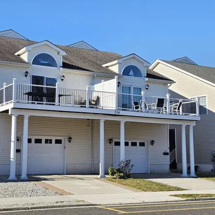 Buy this 5 bed townhouse on 348 East Maple Avenue in Wildwood, NJ 08260