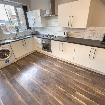 Rent this 6 bed townhouse on Esher Road in Liverpool, L6 6DF