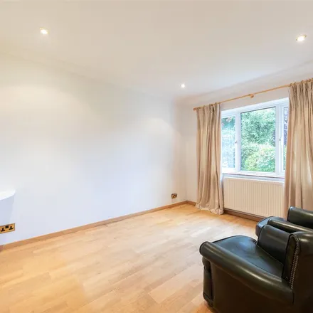 Rent this 5 bed apartment on 17 Barrow Road in Cambridge, CB2 8AP