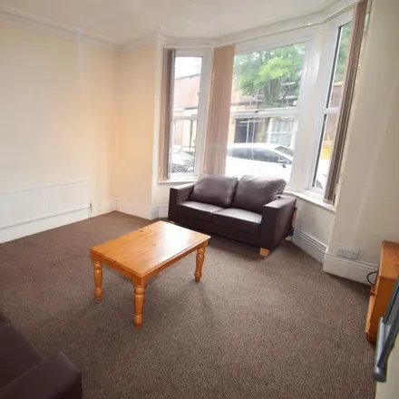 Image 7 - Cemetery Avenue, Sheffield, S11 8NT, United Kingdom - Townhouse for rent