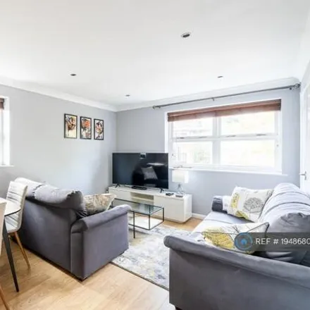 Image 2 - 130 Fairfax Road, London, TW11 9DH, United Kingdom - Apartment for rent