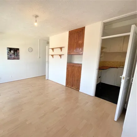 Rent this studio apartment on Chesterfield Road in Newbury, RG14 7PT