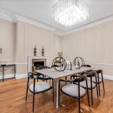 Rent this 5 bed townhouse on New Cavendish Street in East Marylebone, London