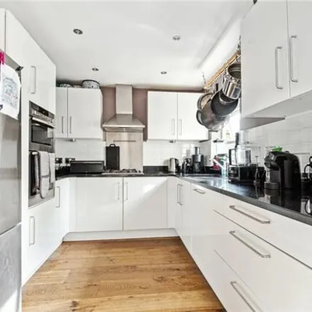 Image 5 - 25 Carlton Road, London, SW14 7RJ, United Kingdom - Townhouse for rent