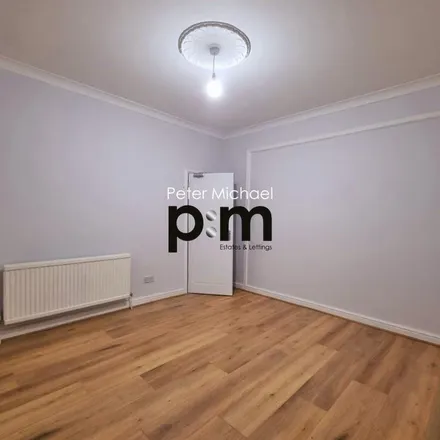 Image 3 - 22 Melbourne Avenue, Bowes Park, London, N13 4SX, United Kingdom - Apartment for rent