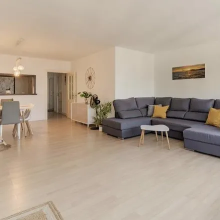 Rent this 3 bed apartment on Av. de Benyamina
