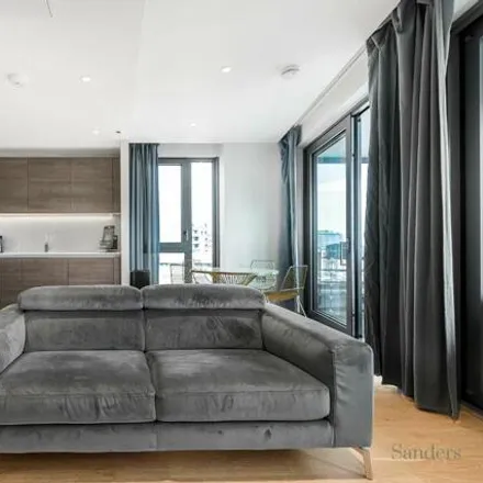 Rent this 2 bed apartment on Regent's Canal towpath in London, NW1 0XN