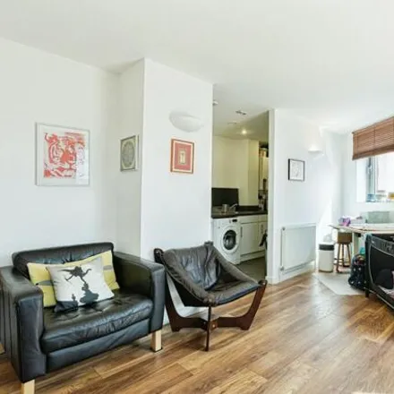 Image 9 - Ide Mansions, 518 Cable Street, Ratcliffe, London, E1W 3AF, United Kingdom - Apartment for sale