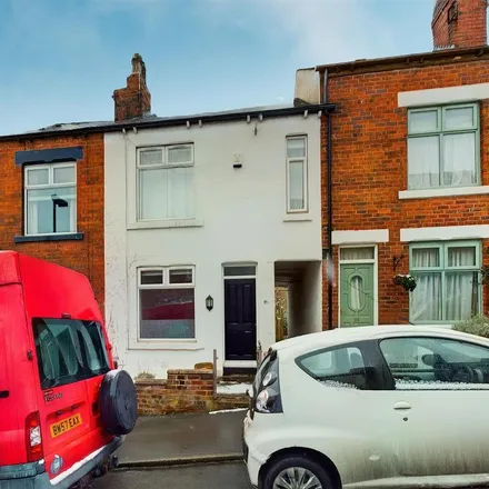 Rent this 3 bed townhouse on 102-134 Cliffefield Road in Sheffield, S8 9DN