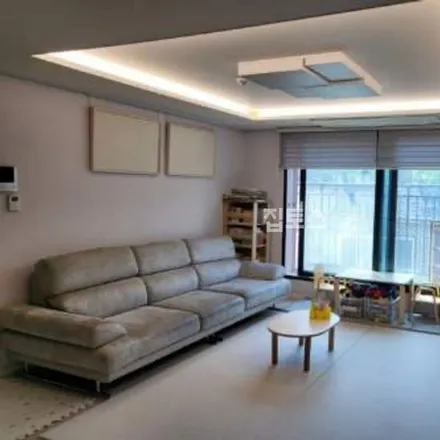 Rent this 3 bed apartment on 서울특별시 송파구 삼전동 96-8