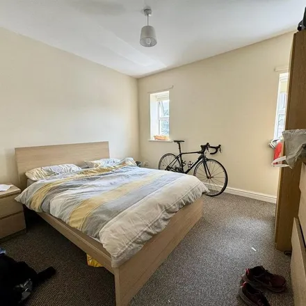 Rent this 2 bed apartment on Newport Road in Cardiff, CF24 1DN