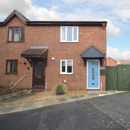 Rent this 2 bed duplex on Sheffield Court in Raunds, NN9 6RQ