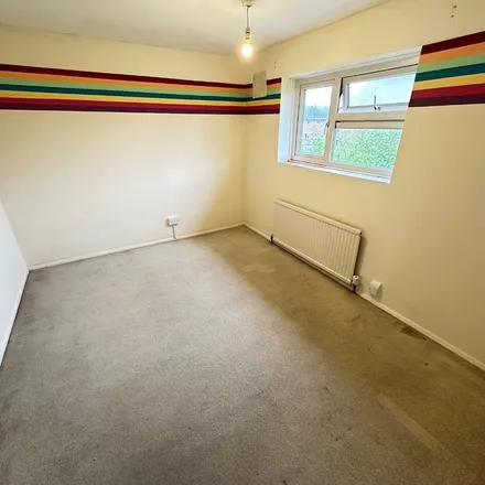 Rent this 2 bed townhouse on Birdsfoot Lane in Luton, LU3 2DG