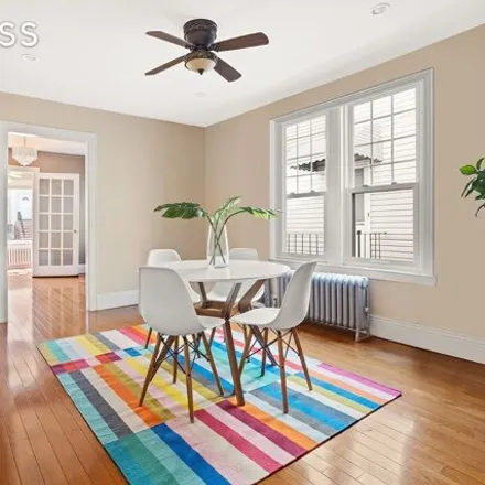 Image 2 - 14-20 144th Place, New York, NY 11357, USA - House for sale