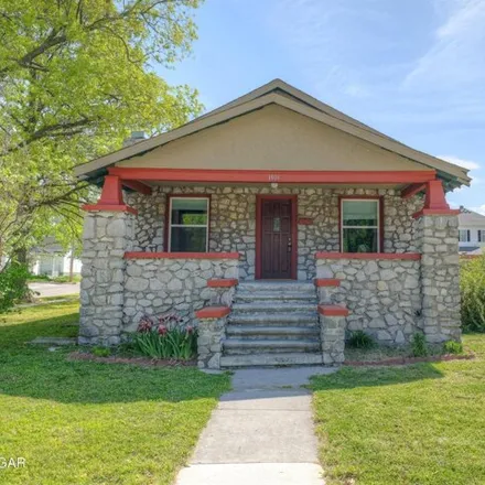 Buy this 3 bed house on 1380 West 19th Street in Joplin, MO 64804