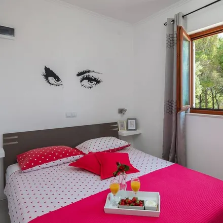 Rent this 1 bed apartment on 21405 Općina Milna