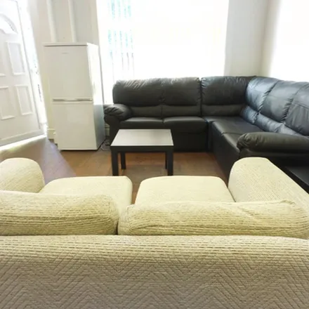 Rent this 6 bed townhouse on Ash Grove in Leeds, LS6 1HB
