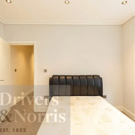 Rent this 3 bed apartment on Holloway Road in London, N5 1PF