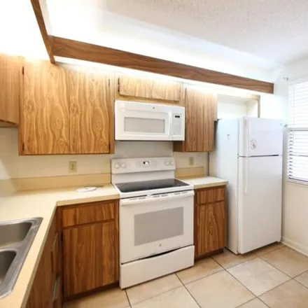 Image 4 - 2721 Village Boulevard, West Palm Beach, FL 33409, USA - Apartment for rent