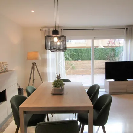 Rent this 4 bed duplex on Cosin in Carrer d'Hernán Cortés, 17