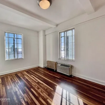Image 3 - Windsor Tower, 1st Avenue, New York, NY 10174, USA - Apartment for sale