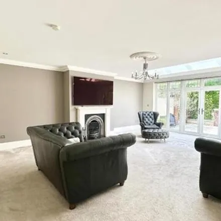Image 9 - New Forest Lane, Chigwell, IG7 5QN, United Kingdom - House for rent