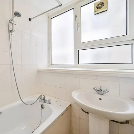 Image 4 - Clinger House, Clinger Court, London, N1 5JA, United Kingdom - Apartment for rent