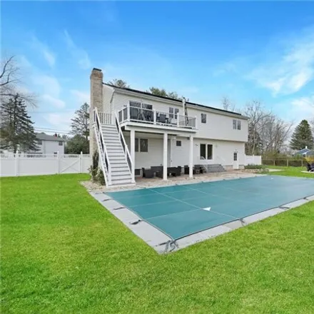 Rent this 4 bed house on 485 Sutton Place in Greenport West, Southold