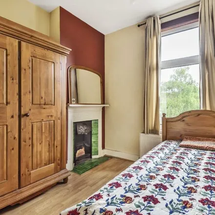 Rent this 3 bed apartment on Maidstone Road in Bowes Park, London