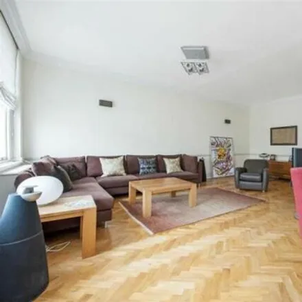 Image 2 - 35 Queen's Gate Gardens, London, SW7 5RR, United Kingdom - Room for rent